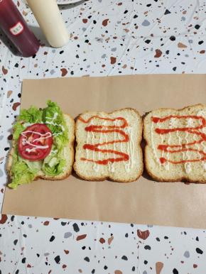 放入一片西红柿，再挤上适量的沙拉酱！(切记西红柿水分多，不能直接接触面包片，要用生菜或者其他的食材来给它隔开！)