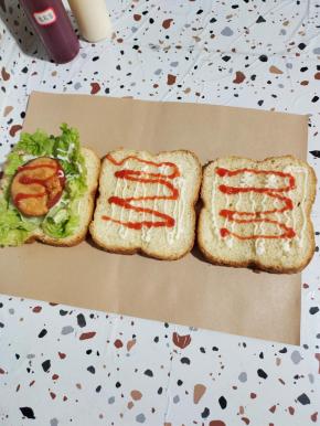 放入一片煎好的奥尔良鸡排，再挤上适量的番茄酱！