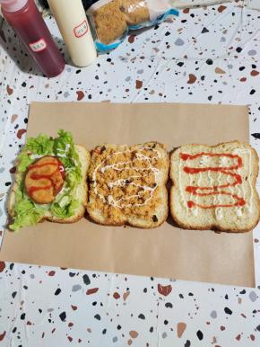 第二片面包上放适量的海苔肉松，再挤上适量的沙拉酱！