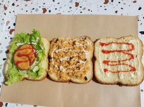 第二片面包上放适量的海苔肉松，再挤上适量的沙拉酱！