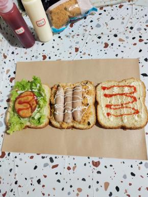 放入提前煎好的黑椒脆皮烤肠！再挤上适量的沙拉酱！