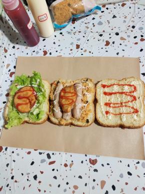 再放入一片煎好的奥尔良鸡排，再挤上适量的番茄酱！