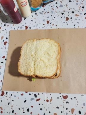 三片面包片依次叠放起来！