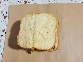三片面包片依次叠放起来！