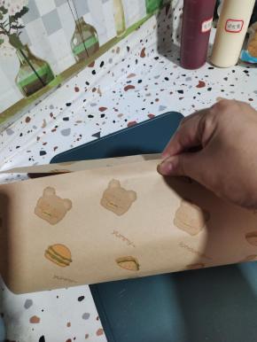 找到中间的，纸开口处对折！