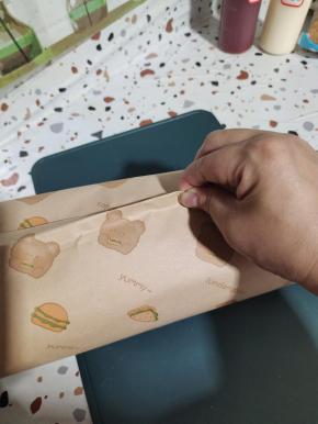 开口朝下，折下来之后，再往两边收紧！