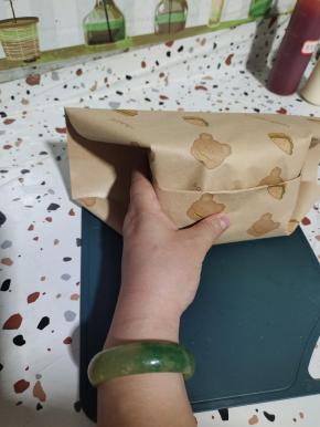 立起来，把多余的纸塞进去！