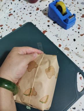 再折叠回来，用胶带粘好就可以了！