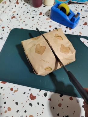 找到居中的位置，用面包刀锯开就行了！