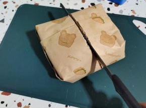 找到居中的位置，用面包刀锯开就行了！