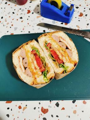 这样我们的奥尔良鸡排三明治就做好了！