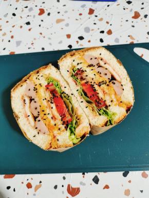 撒上适量的黑芝麻点缀一下，看着更好看哦