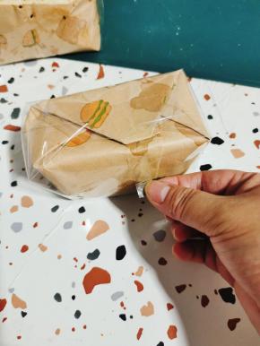 放好，包装起来，用胶带固定住即可！