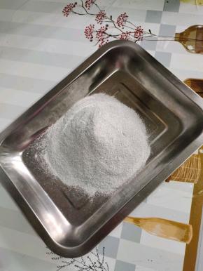 烧仙草粉倒进方形盘子里！