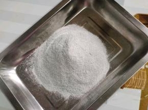 烧仙草粉倒进方形盘子里！