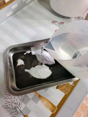 倒入800克煮沸的开水！