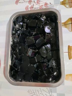 彻底晾凉就凝固了！凝固好的烧仙草，用刀划成小块儿！看看这烧仙草特别的Q弹爽滑！