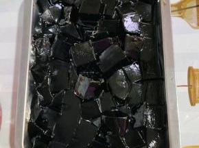 彻底晾凉就凝固了！凝固好的烧仙草，用刀划成小块儿！看看这烧仙草特别的Q弹爽滑！