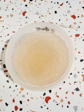 锅中加入适量的水！烧开！倒入西米(西米事先不用泡，也不用洗的)，锅里的水多放点，最好是西米的20倍以上，这样西米不会粘锅底哦!西米倒入锅后，盖盖子煮上20分钟，这时的西米大部分都是透明的，只有中间1小点是白的，没关系(有人问要不要不停搅拌的啊，不怕粘锅么，哈哈，我可是从来不搅拌的，因为放的水多，煮沸的时候，西米都是到处乱窜，锅底想粘都粘不到!)时间到关火，盖上锅盖，再焖30分钟，焖好的西米已经完全透明了哦!准备一盆冰水(没有用凉开水代替就行)，把西米捞出放入冰水中，西米瞬间.降温，然后捞出西米，放入冰箱中冷藏1-2个小时，这时的西米很有嚼劲!(煮好的西米加一半的凉开水就可以，没有水会黏!有点水，吃之前搅拌下就可以了!)