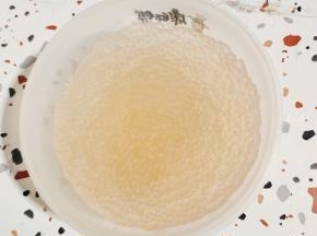 锅中加入适量的水！烧开！倒入西米(西米事先不用泡，也不用洗的)，锅里的水多放点，最好是西米的20倍以上，这样西米不会粘锅底哦!西米倒入锅后，盖盖子煮上20分钟，这时的西米大部分都是透明的，只有中间1小点是白的，没关系(有人问要不要不停搅拌的啊，不怕粘锅么，哈哈，我可是从来不搅拌的，因为放的水多，煮沸的时候，西米都是到处乱窜，锅底想粘都粘不到!)时间到关火，盖上锅盖，再焖30分钟，焖好的西米已经完全透明了哦!准备一盆冰水(没有用凉开水代替就行)，把西米捞出放入冰水中，西米瞬间.降温，然后捞出西米，放入冰箱中冷藏1-2个小时，这时的西米很有嚼劲!(煮好的西米加一半的凉开水就可以，没有水会黏!有点水，吃之前搅拌下就可以了!)