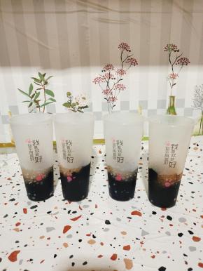 杯子里放入适量的烧仙草和西米！