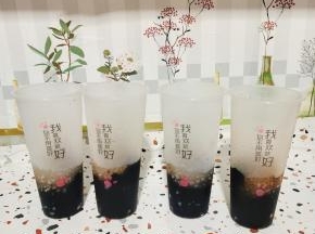 杯子里放入适量的烧仙草和西米！