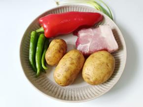 准备好土豆，青红椒，猪肉。
