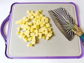 土豆削皮，切成小方粒。