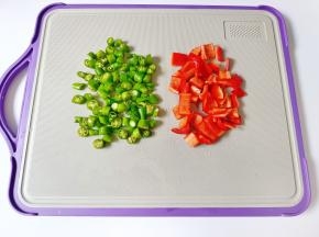 青红椒切成小丁备用。