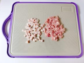 肥肉切小丁，瘦肉剁成泥。