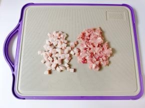 肥肉切小丁，瘦肉剁成泥。