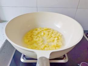 锅里多放一点油，放土豆煎。