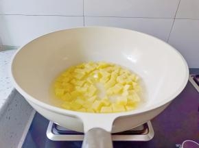 锅里多放一点油，放土豆煎。