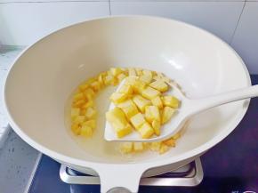 把土豆煎至两面金黄，盛盘备用。