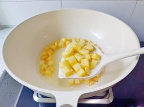 把土豆煎至两面金黄，盛盘备用。