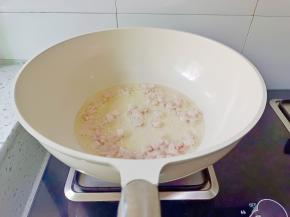 锅里留一点底油，放入肥肉丁，炸出油脂。