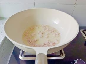 锅里留一点底油，放入肥肉丁，炸出油脂。