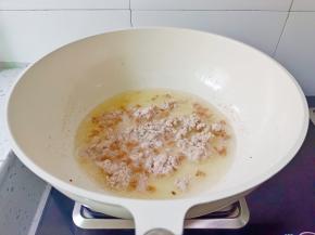 放入肉沫，快速炒散。