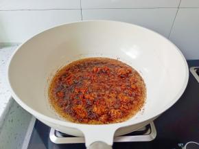 加上生抽一勺，老抽半勺，蚝油一勺，盐半勺翻炒均匀。