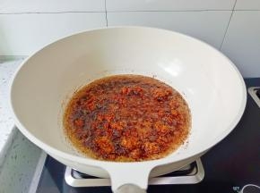 加上生抽一勺，老抽半勺，蚝油一勺，盐半勺翻炒均匀。