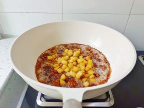 放入炸好的土豆丁。