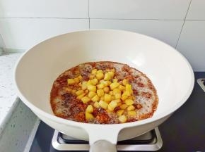 放入炸好的土豆丁。