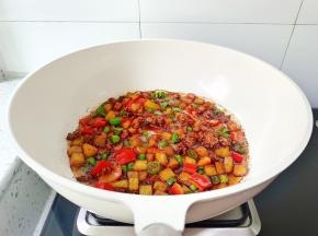 翻炒至辣椒断生，加鸡精翻炒均匀即可出锅！