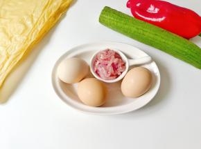 准备好鸡蛋，瘦肉，丝瓜，豆皮，辣椒。