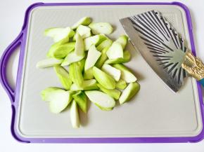 丝瓜削皮，切成大的滚刀块。
