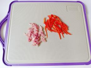 猪肉和红椒分别切成细丝。