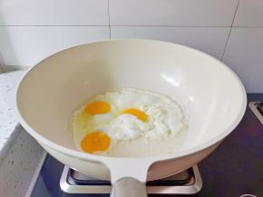 锅里放适量的食用油，油热倒入三个鸡蛋。