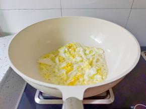 用铲子快速炒散。