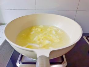 加入适量的开水，大火煮2分钟。