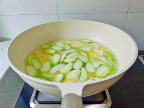 加入切好的丝瓜煮两分钟。